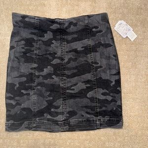 Madewell Black/Gray camo skirt. NWT size 4